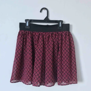  - Blommig vinröd kjol med resårband i midjan🥀 Möts upp i Gävle eller fraktar för 36kr