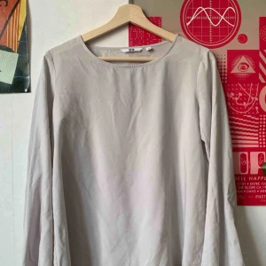  - Jättefin ljusgrå/offwhite blus från uniqlo. Vida ärmar och tunn i materialet. Knappt använd! 