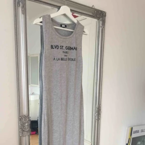  - Snygg 3/4 klänning från bikbok som tyvärr inte kommer till användning. Frakt tillkommer🌸