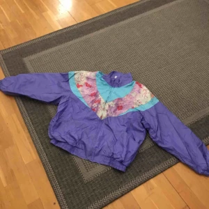  - Super snygg set lila färg , som har dragkedja vid benen 