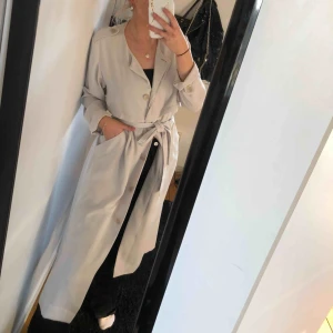  - Supersnygg trench-coat från Lindex använd fåtal gånger. Säljer på grund av används väldigt sällan. Frakt ingår ej. Tvättas självklart innan fraktas 