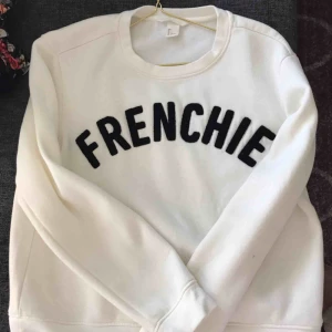  - Mysig tjock tröja i storlek L, men jag har använt den som en overzise. Tjockt o mysigt material