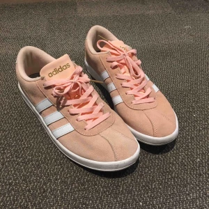  - Adidas skor i rosa mocka. Använd fåtal gånger, men kommer inte längre till användning. Något liten i storleken, kan passa en 37a också. Super fina på💕