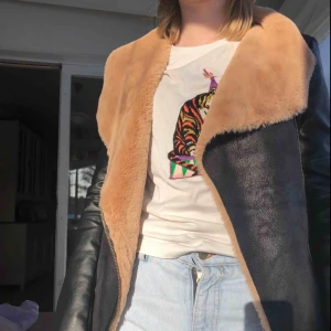  - Superhärlig jacka med mysig beige insida från Vila. Det är inte äkta läder. Jag säljer den eftersom jag inte har använt den så mycket. Kan skicka mer bilder. Köparen står för frakt. 