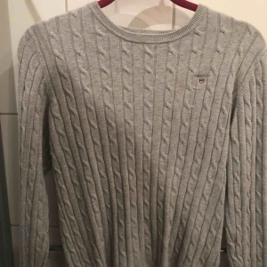  - Ljusblå kabelstickad GANT tröja Bra skick