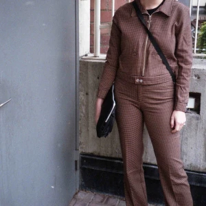  - Set från monki. Byxorna i storlek 38, toppen i 40! :-)