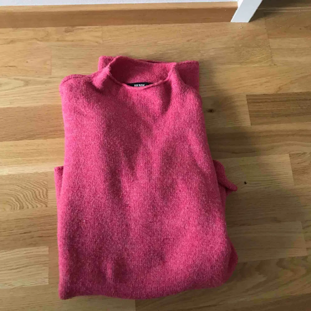 Så fin stickad tröja i hallonröd färg med vida ärmar och lite krage. Färgen är som bilden när tröjan ligger ihopvikt. Frakt ingår i priset. Swish . Tröjor & Koftor.
