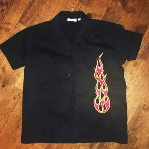  - Eldskjorta, pojkstorlek men passar mig som är xs-s fint! Frakten är inkluderad i priset