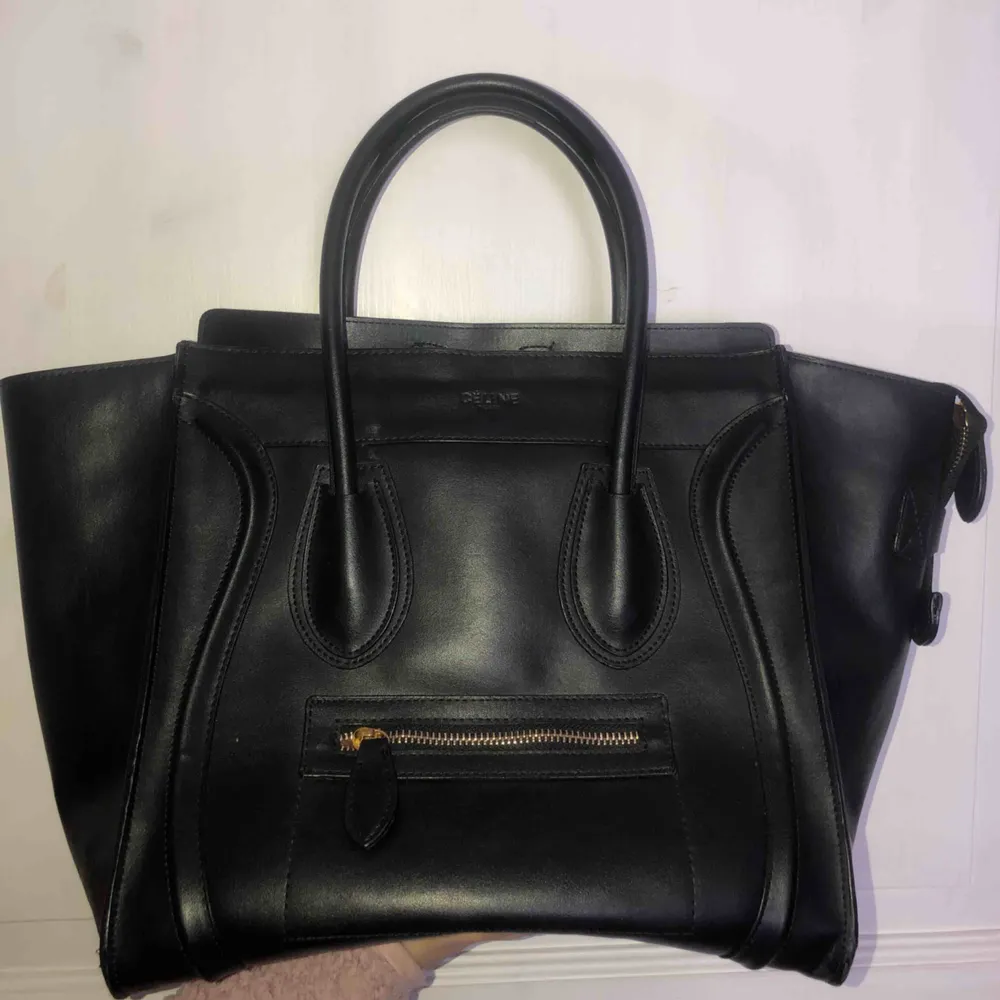 Fejk luggage handbag från Celine säljes! Nästintill oanvänd och i bra skikt!! För mer bilder/info skicka ett pm. Frakt ingår inte i priset!. Väskor.
