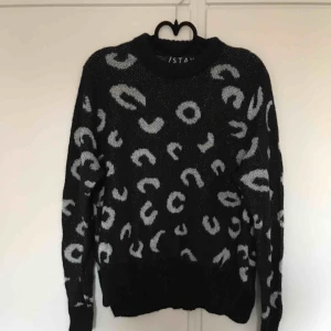  - Svart stickad leopardtröja. Jättefint skick. 