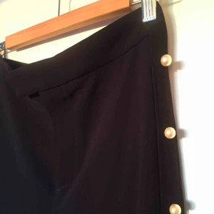  - Vida byxor från Zara med pärlor på sidan. Mörkblåa, tighta upptill och har en slits/öppning vid bensluten. Delar gärna på frakten. 