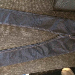  - Helt nya jeans av märket cheap monday endast provade dom ser dock lite skrynkliga ut vilket dom då dom legat ihop vikt i garderoben pris 200 ink frakt 