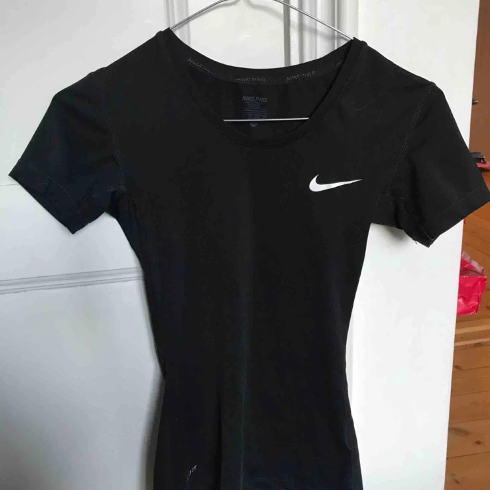 Jätteskön figursydd tränings t-shirt från Nike! Den är väldigt strechig så funkar även om man har storlek S:) . T-shirts.