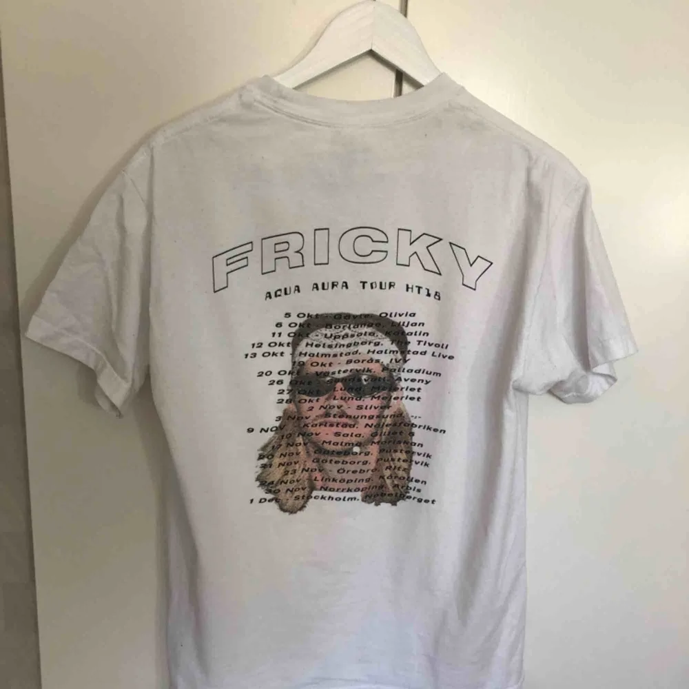 Fricky T-shirt inhandlad under höstturnén. Använd ett par gånger men fint skick! Alla priser går att diskutera! Fraktar naturligtvis!. T-shirts.