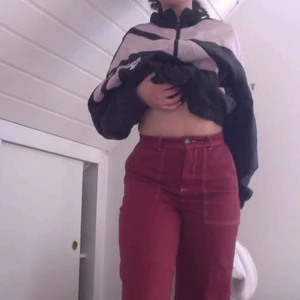  - Suuuperfina röda jeans från urban outfitters. Använda 1 gång, så nyskick. Med stora fickor bak och fram samt dekorativa sömmar. Älskar dessa. 