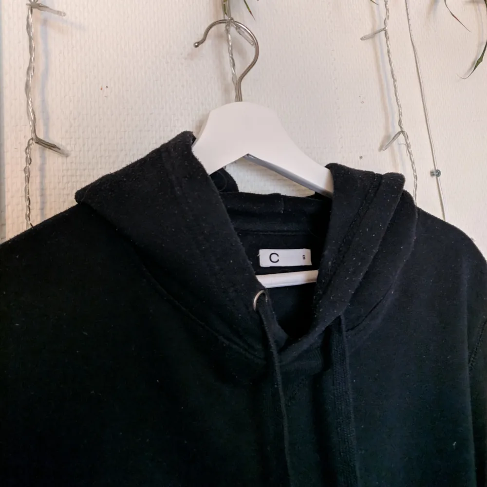 Halvnopprig svart hoodie från Cubus. Lite stor i storleken! Jag kan antingen mötas upp i Täby eller frakta gratis 😄. Hoodies.