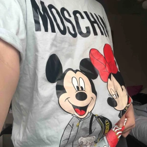  - Äkta hm x moschino t shirt!!!  Stor M men perfekt som oversize (jag bär oftast S i tröjor) 