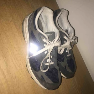  - New Balance sneakers i mörkblå med en reflex på sidan (N). Köpa i USA för 2 år sen, knappt använda