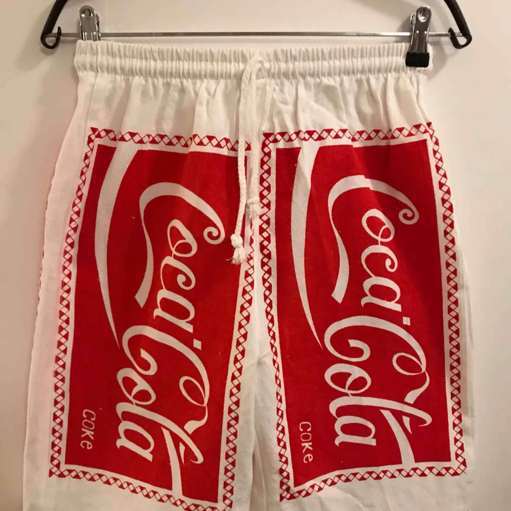 Coka Cola shorts från 80-talet, men nya och inte använda. Finns ca 20 par och storleken är Smal-Medium, som en storlek 28-32 för killar, 36-42 i damstorlek. Det är One Size, skicka pm om ni har frågor. 50:- inkl frakt!. Shorts.