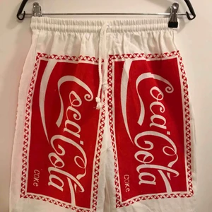  - Coka Cola shorts från 80-talet, men nya och inte använda. Finns ca 20 par och storleken är Smal-Medium, som en storlek 28-32 för killar, 36-42 i damstorlek. Det är One Size, skicka pm om ni har frågor. 50:- inkl frakt!