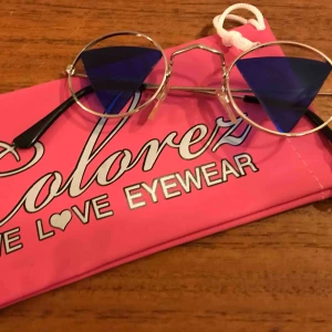  - Trekantiga John Lennon solglasögon. Blåa glas och helt nya, har ca 12 st och säljer dom för 19:- inkl frakt!