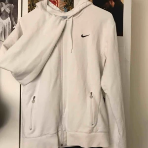  - jättenajs nike hoodie! size L men ganska liten i storleken! 
