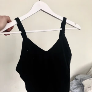  - Söt topp från monki. Den är ribbad och väldigt stretchig. Frakt 20:- eller mötas i östersund