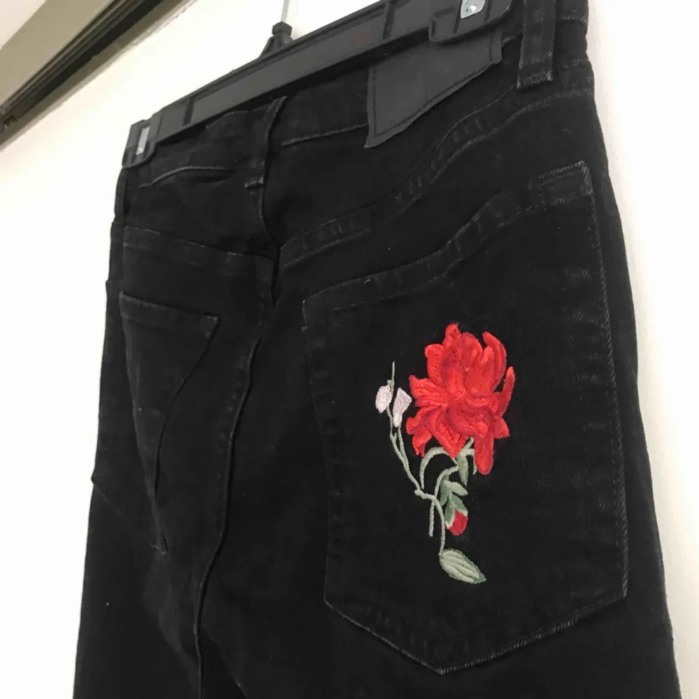 Svarta jeans ifrån H&M med blomdetaljer.  Frakt tillkommer!🌹. Jeans & Byxor.
