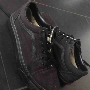  - Svarta old school vans! Storlek 37 i bra skick utan slitage!