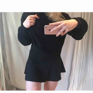 - A-line kjol i bomull från Lindex 👗 ✨ Tjockare tyg ✨ Svart färg ✨ Högre i midjan Storlek XS , men passar mig som brukar ha M, bara aningen kort! (nypris: 199 kr)