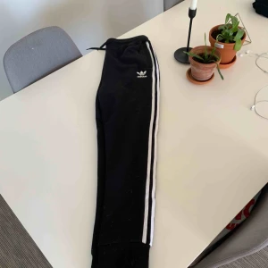  - Helt oanvända mysisar från adidas, köpte till min systerdotter men alldeles för stora. OBS storleken är 158! Men mycket stora i storleken, passar dig som är slank och vanligtvis har XS-S i storlek. Jag bjuder på frakten. 💃🏼