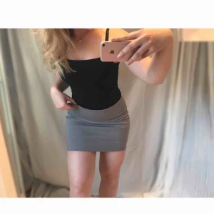  - Grå kjol ifrån Cubus!  ✨Tajt över rumpan  ✨Resår i midjan! (Nypris: 199kr)