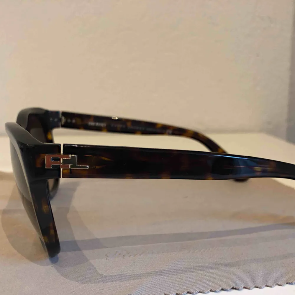 Solglasögon från Ralph Lauren ”The Ricky”. Original fodral samt putsduk medföljer. Fint skick! Köpare betalar frakt 🕶. Accessoarer.