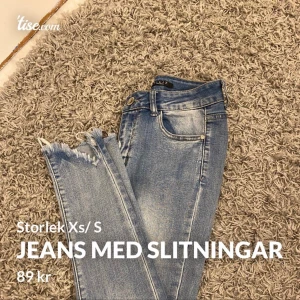 Jeans med slitningar nertill - Så himla fina blåa jeans med slitningar nertill, sjukt snygg detalj.  Säljes pga att de inte används.  I jätte fint skick & sitter så fint på.  Passar Xs/S✨ Köparen betalar frakt 🙌 #jeans