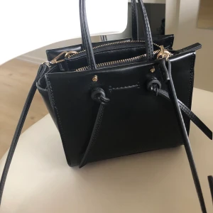 Zara väska  - Säljer jätte fin väska från zara, nästan som ny💞