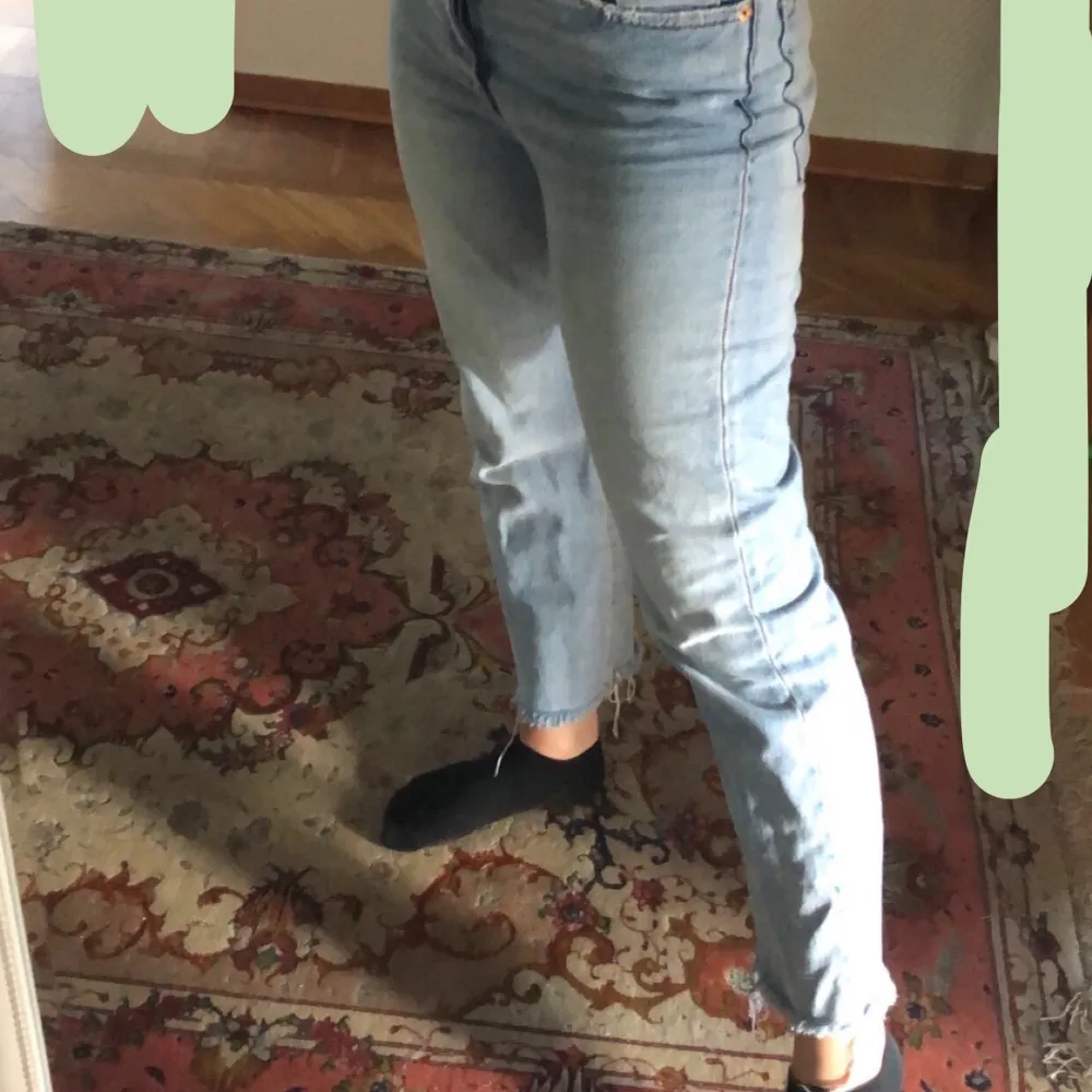 Zara straigh jeans, målade på jeansfickan. Jeansen är i superbra skick och säljs då de ej kommer till anvädning. Originlpris: 400kr bud:150kr. Jeans & Byxor.