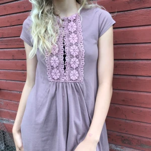 Sfera tröja/ klänning - Väldigt fin vintage tröja/ T-shirt/klänning (beroende på hur lång man är). Köpt på second hand men aldrig använd. Storlek s. Frakt tillkommer ✨🛍