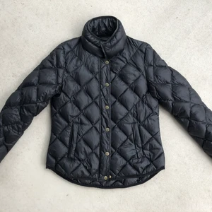 Dunjacka Holly & Whyte - Storlek S. Lite smutsig om nacken, men fortfarande tjusig, fler bilder kan skickas vid förfrågan. Riktigt varm och skön, sitter fint. Nypris mellan 600-700 kr. Säljer för 250 kr.