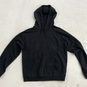 Svart hoodie - Storlek S. Vanlig svart hoodie. Otroligt mjuk å skön inuti. Använd 2 gånger.