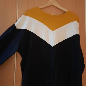 Collegetröja i strl XL - Tröja från H&M i strl XL. Köpt begagnad och jag har bara använt den 2-3ggr. Kan mötas upp eller skicka, jag står INTE för frakten