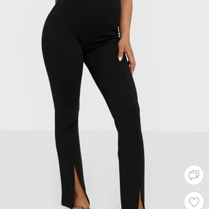 Byxor med slits från Nelly - Helt oanvända byxor med slits nertill från Nelly. Säljer för att de inte kommer till användning. Kan mötas upp i Gävle eller skickas men köpare står för frakt🥰