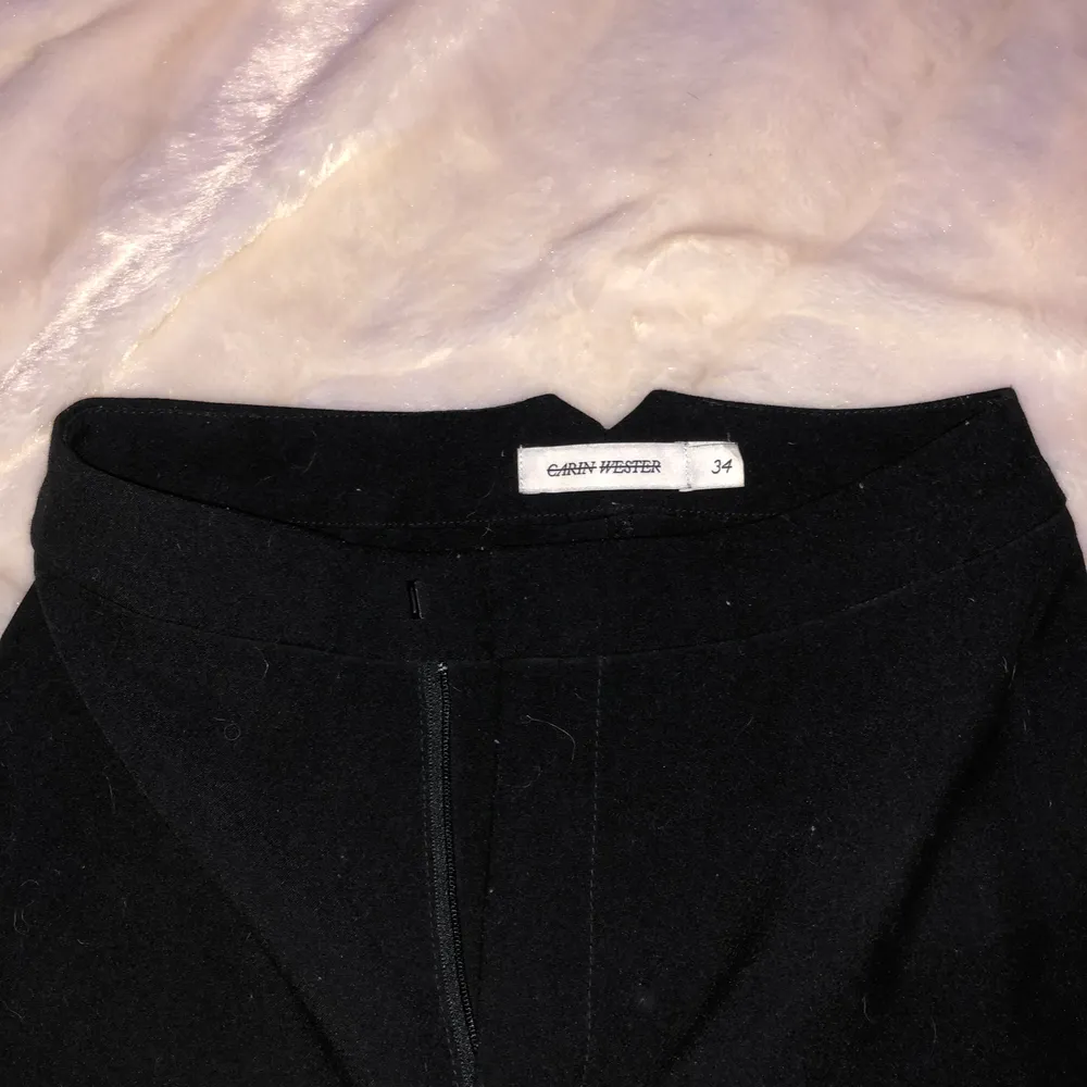 Super fina svarta kostymbyxor från Åhléns, säljer pga de har blivit för små :( 380kr inklusive frakten . Jeans & Byxor.