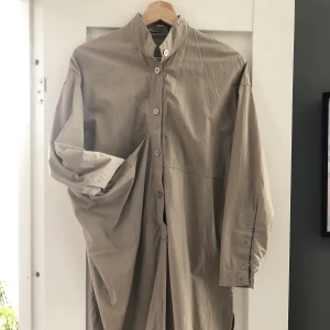 Acne  - Sandfärgad skjortklänning 