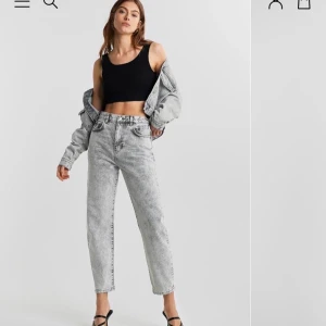 Mom jeans  - Ett par jättefina mom jeans från Gina tricot. Säljer pga att dem är för små för mig. Original pris 549kr.