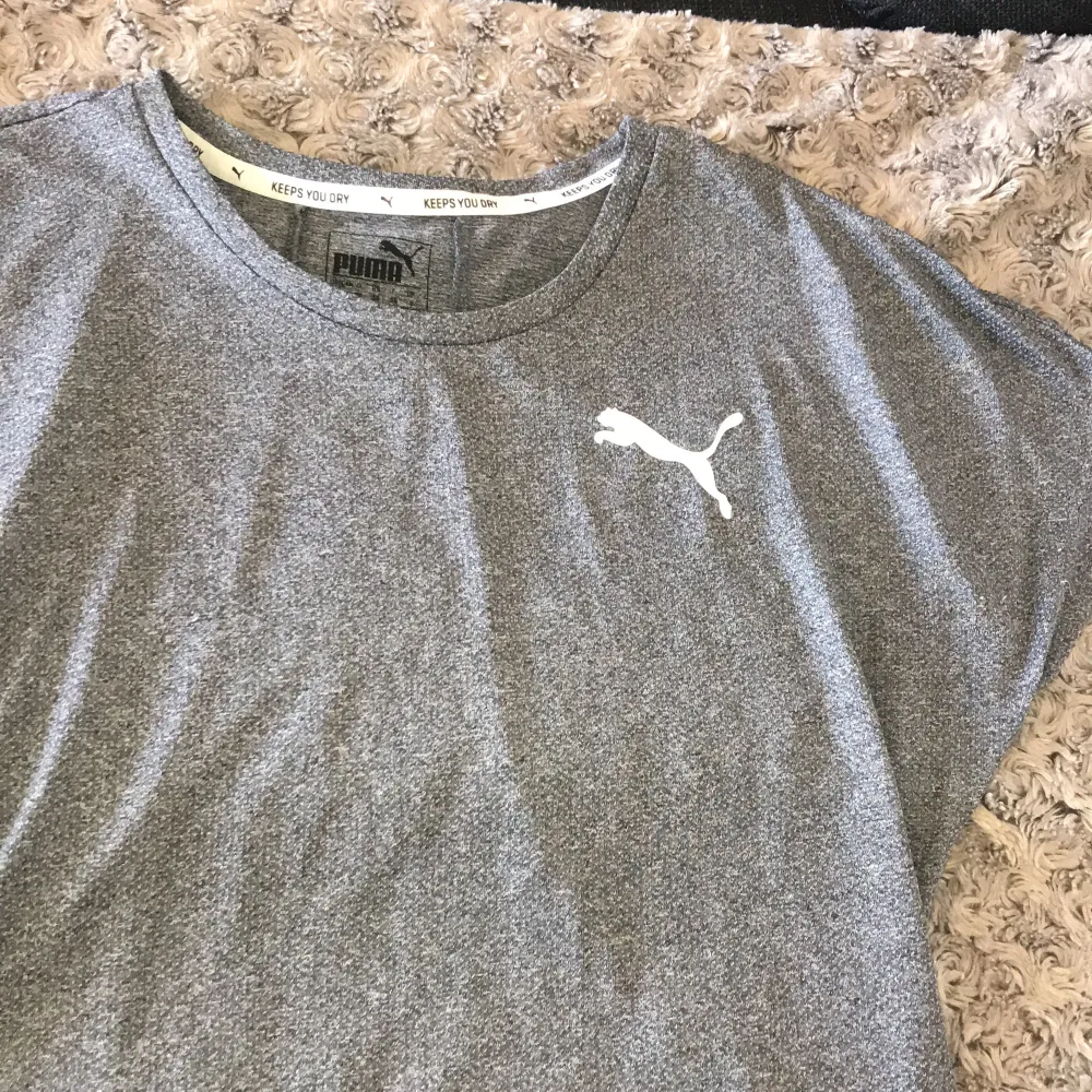 • En puma tshirt som är perfekt att ha på sig till gymmet eller på vardagen.                                          • Säljer pågrund av att jag inte använder den.                                                            •Frakt ingår. 😚. T-shirts.