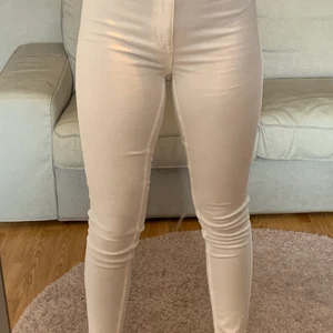 Vita Molly jeans strl M - Vita Molly jeans från ginatricot i storleken M. Jeansen är i bra skick och knappt använda, säljer dessa för att dem inte kommer till någon användning. Nypris är 299kr men säljer för 150 kr inkl frakt 🦋