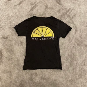 Aqua Limone T-shirt - Säljer min aqua limone t-shirt i storlek XXS (sitter som XS man) eftersom att jag har växt ur den. Inte använd jätte mycket men det finns två pyttesmå hål vid vänster ärm (se bild 3) och därav priset.