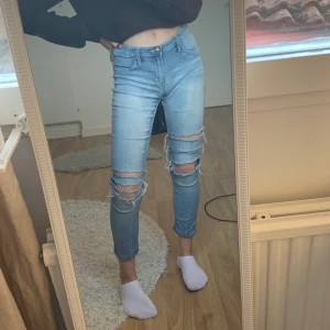 jeans med hål - skitsnygga jeans med hål jag gjort själv, lite för korta på mig bara. Tror de är storlek 156-172 (34/32) 