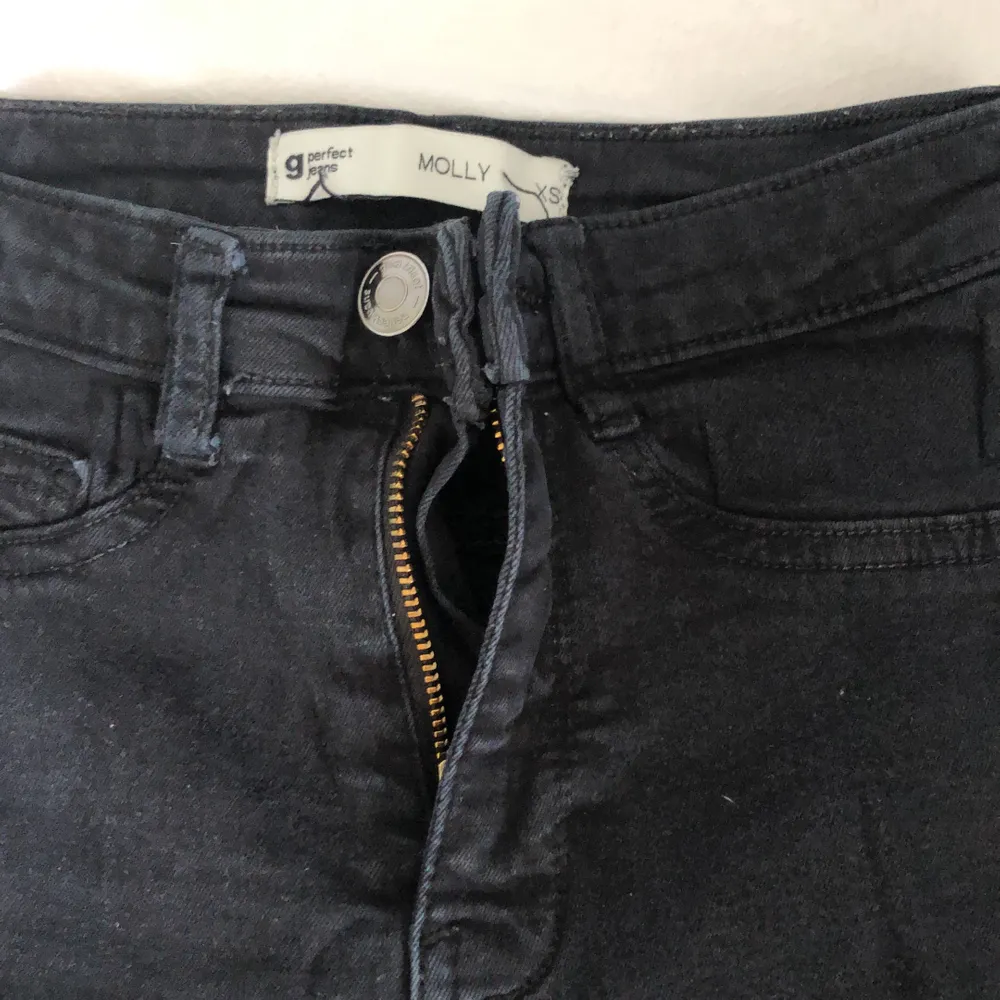 Svarta jeans i storlek xs ifrån Gina tricot.. Jeans & Byxor.