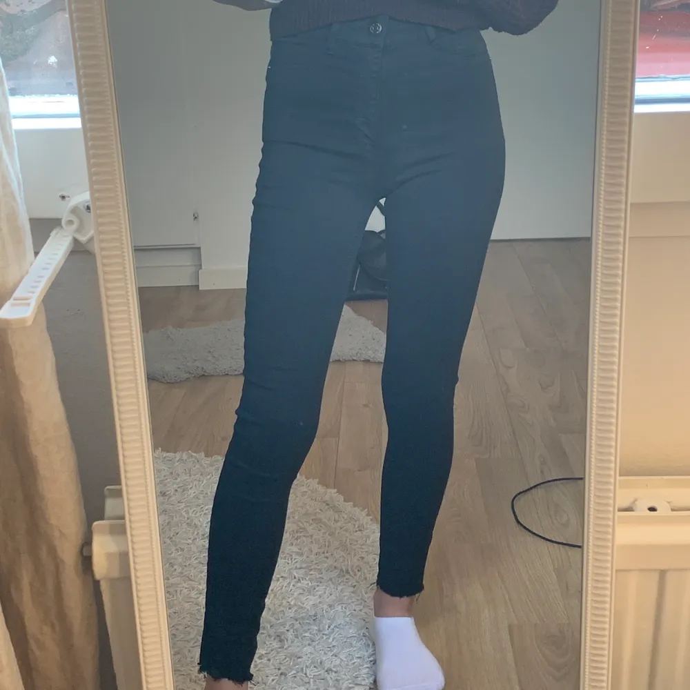 vanliga svarta jeans från ginatricot i modellen Molly. jag har klippt upp dom då de va för långa på mig som är 162. Fint skick! . Jeans & Byxor.